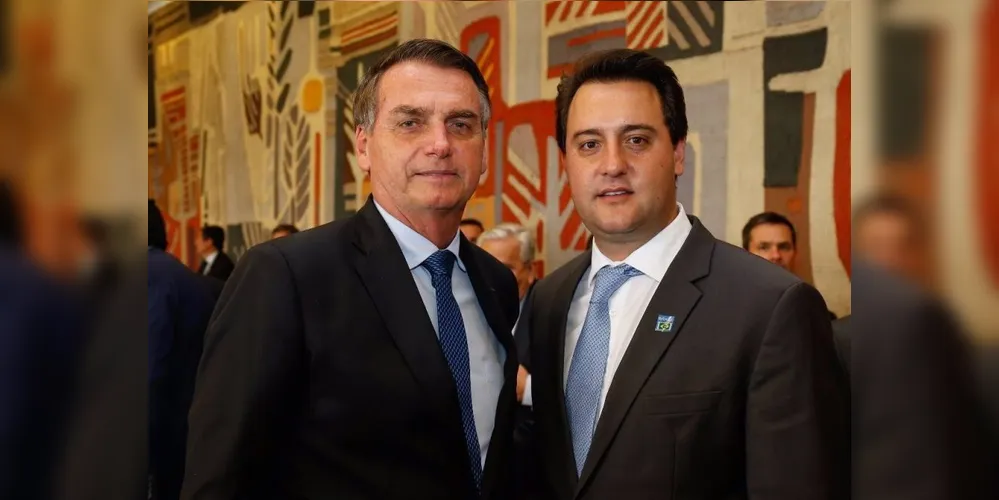 O governador do Paraná, Ratinho Jr., ao lado do ex-presidente Jair Bolsonaro (PL)