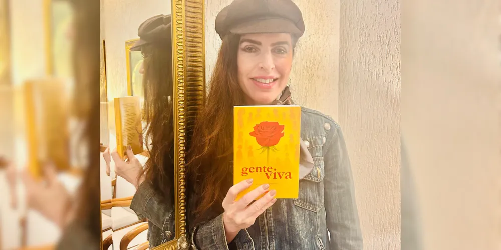 A autora Renata Regis Florisbelo com seu livro "Gente viva"