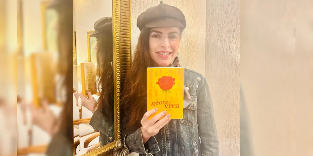 A autora Renata Regis Florisbelo com seu livro "Gente viva"