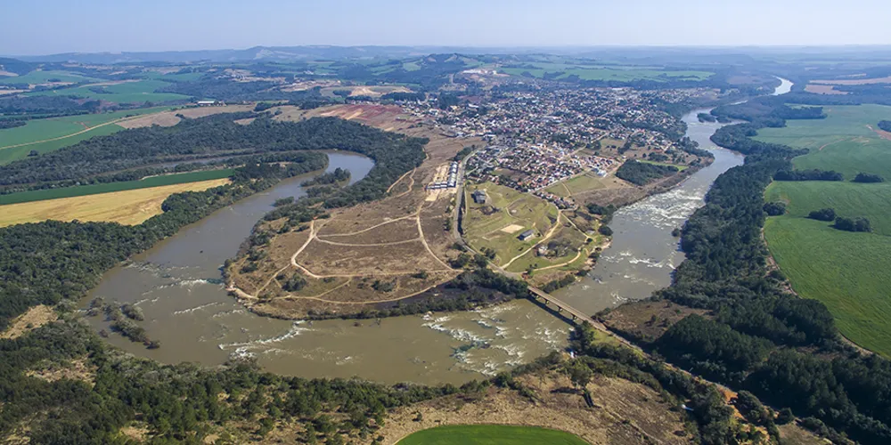 Imagem aérea do Rio e da cidade de Tibagi
