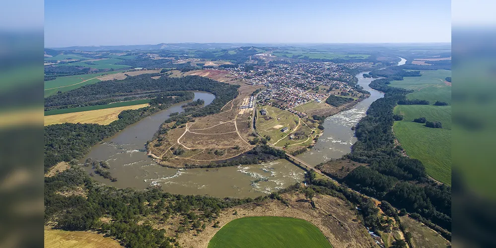 Imagem aérea do Rio e da cidade de Tibagi