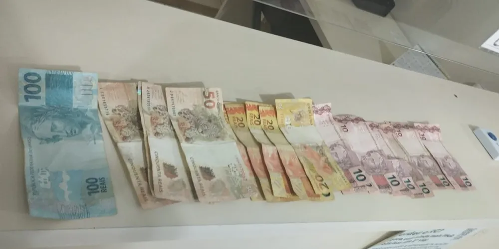 O dinheiro foi recuperado e as providências legais foram tomadas após a ocorrência