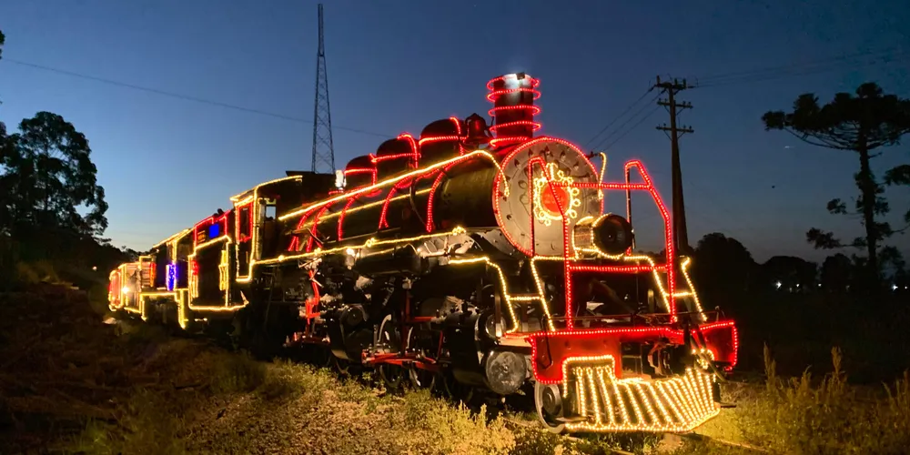 Maria Fumaça Iluminada passou pelos bairros Periquitos e Uvaranas, em Ponta Grossa