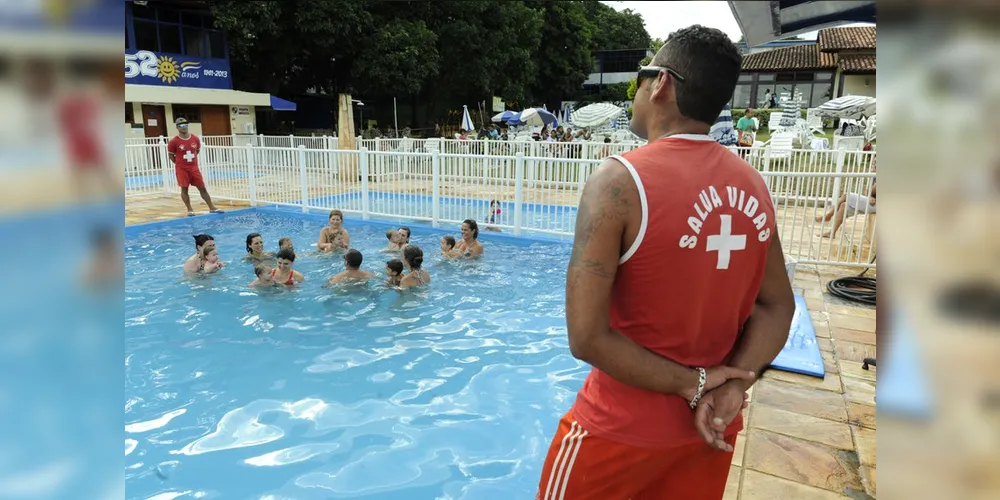 Imagem ilustrativa de um guarda-vidas em piscina de clube