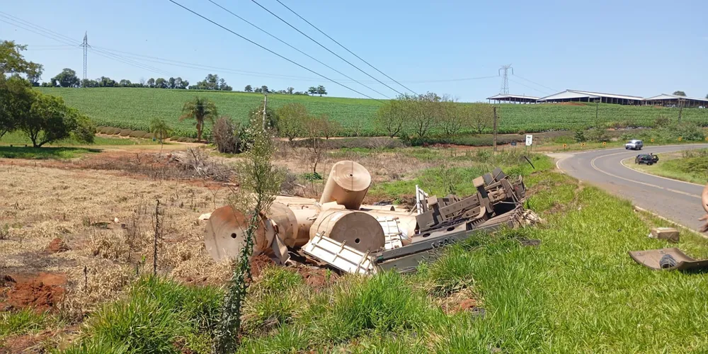 A carga foi espalhada pela rodovia