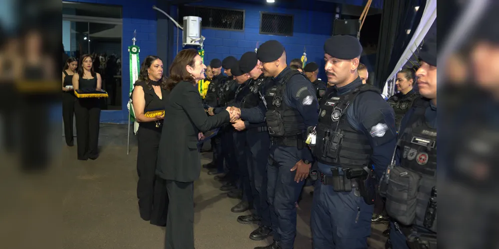 A prefeita Rita Araújo cumprimentou os novos guardas
