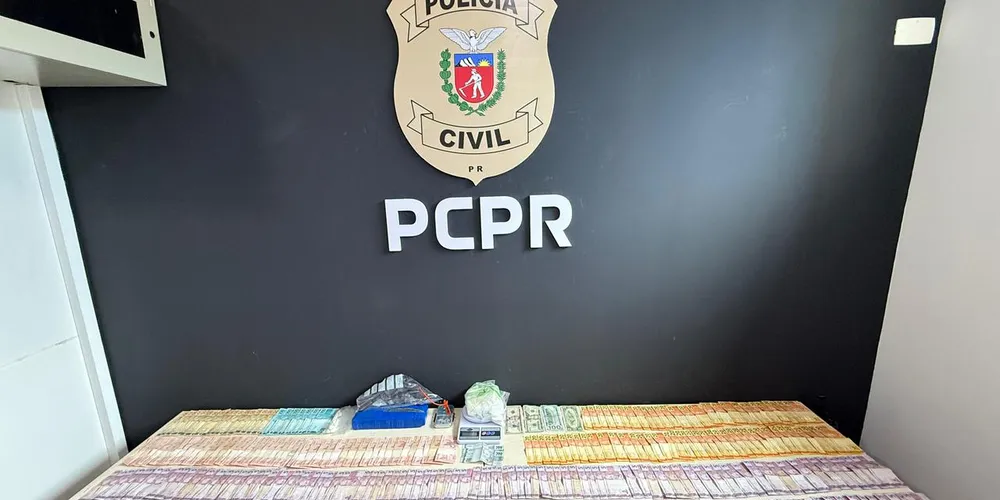 Foram apreendidos mais de meio quilo de cocaína, mais de meio quilo de maconha, um revólver calibre .357, diversas munições, aproximadamente R$ 7,8 mil em espécie e balanças de precisão