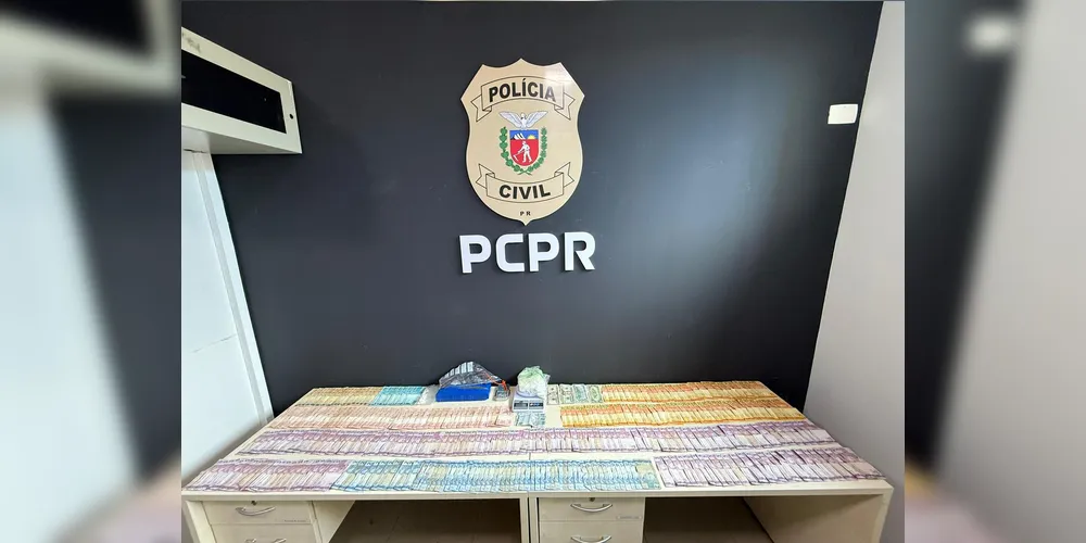 Foram apreendidos mais de meio quilo de cocaína, mais de meio quilo de maconha, um revólver calibre .357, diversas munições, aproximadamente R$ 7,8 mil em espécie e balanças de precisão