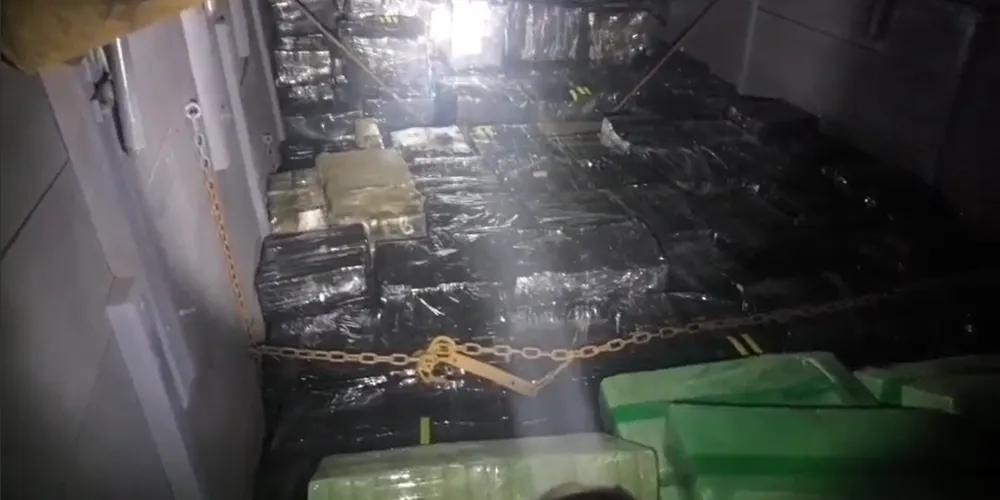 A droga estava sendo transportada no compartimento de carga do veículo