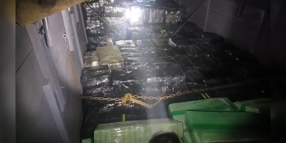 A droga estava sendo transportada no compartimento de carga do veículo