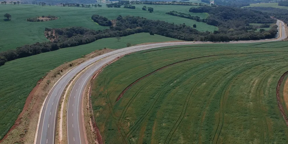 O pórtico conta com câmeras e sensores que registram data, hora de passagem e todas as características do veículo