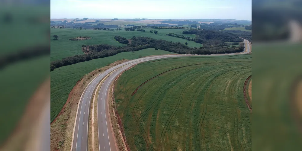O pórtico conta com câmeras e sensores que registram data, hora de passagem e todas as características do veículo