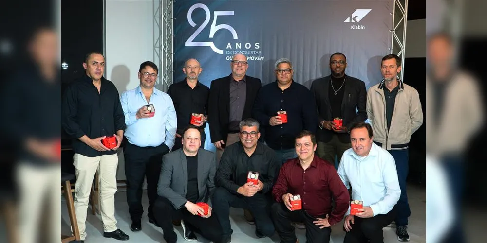 Colaboradores homenageados durante a cerimônia de celebração dos 25 anos de atuação na Klabin