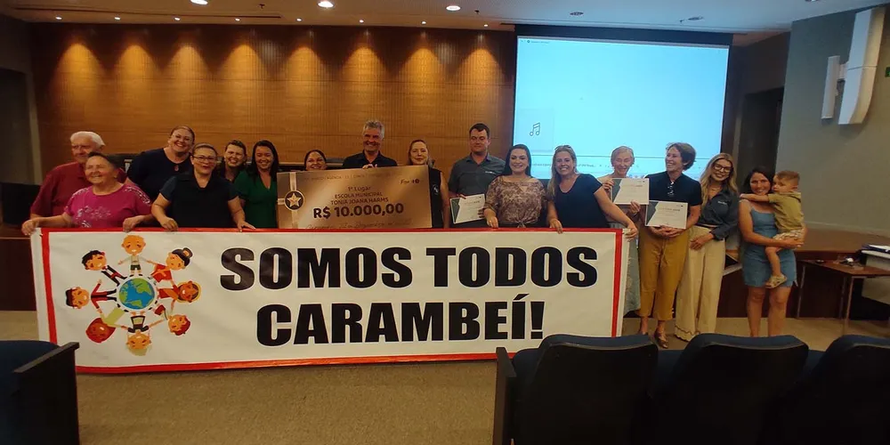 Lideranças municipais e da cooperativa estiveram reunidas durante o evento