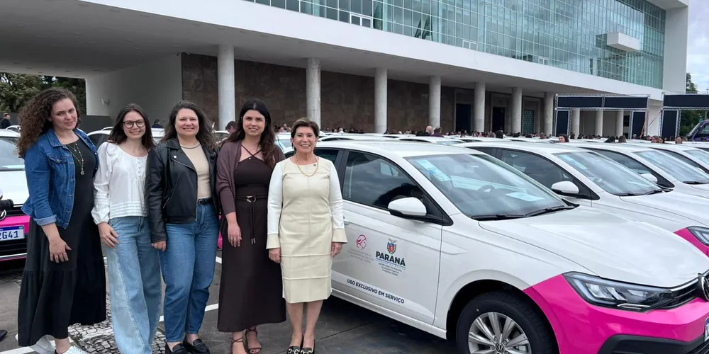 Prefeita Elizabeth Schmidt participou da entrega do veículo