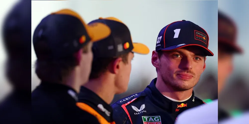 Os pilotos da McLaren ao lado de Max Verstappen, vencedor do GP do Qatar neste domingo (30)