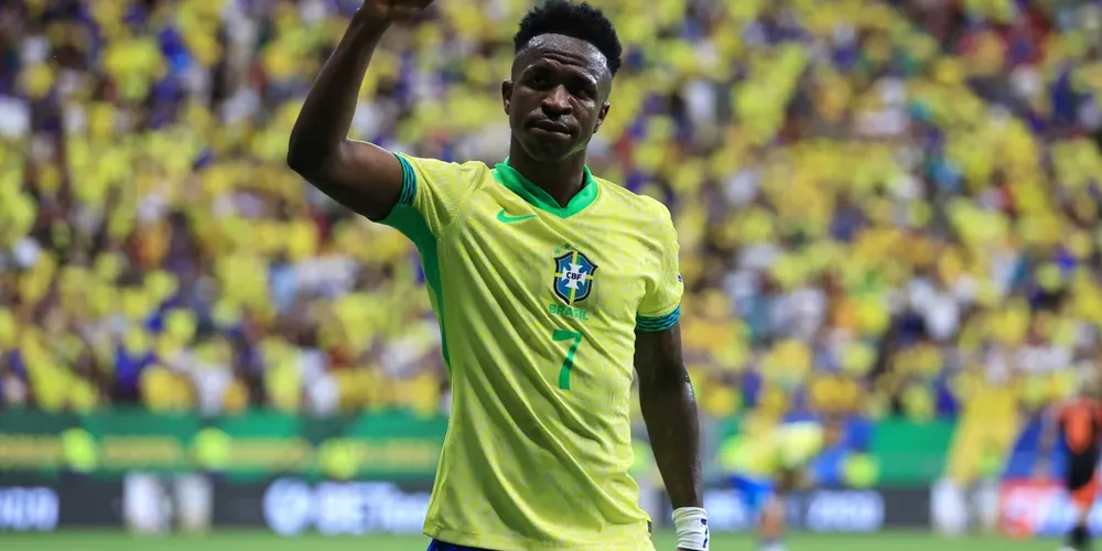 Vinícius Júnior com a camisa da Seleção Brasileira