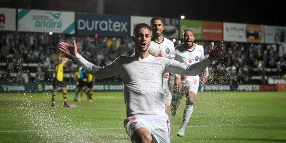 Vinícius Diniz comemorando o gol do acesso à Série B em 2023 contra o São Bernardo, no Germano Krüger