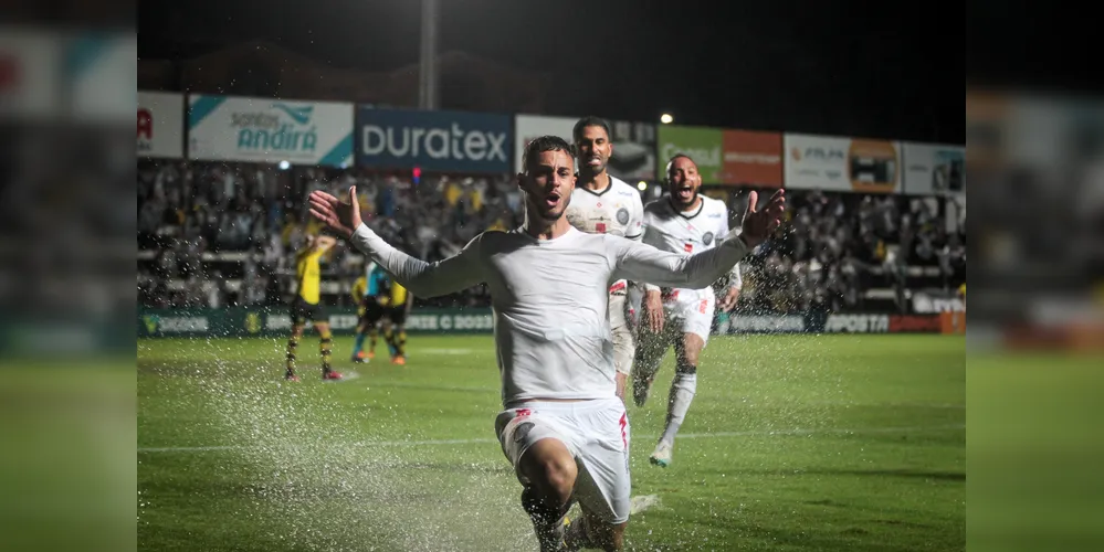 Vinícius Diniz comemorando o gol do acesso à Série B em 2023 contra o São Bernardo, no Germano Krüger