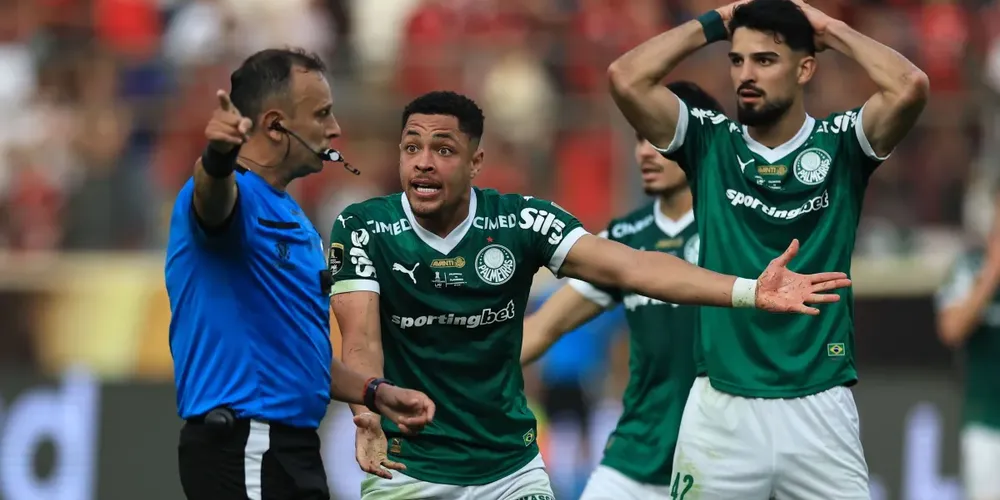 Vitor Roque, do Palmeiras, reclamando com o árbitro