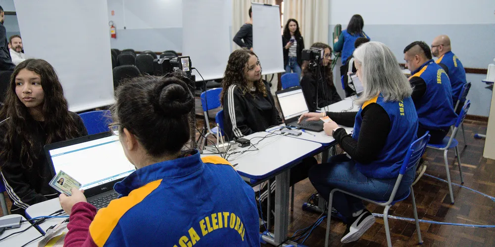O projeto é uma iniciativa do Tribunal Regional Eleitoral do Paraná (TRE-PR) que busca engajar a participação dos adolescentes no exercício do voto