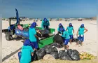 Em quatro dias, Sanepar já retirou 21 toneladas de lixo das praias do Paraná
