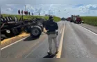 Cinco ficam feridos após carro invadir pista e ser atingido por carreta na BR-277