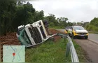 Caminhão com madeira tomba na PR-340, em Telêmaco Borba