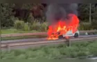 Veículo entra em chamas no meio da BR-376, em Ponta Grossa