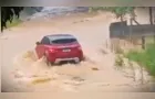 Carro é arrastado por enxurrada e bebê e casal morrem em Palhoça; veja o vídeo