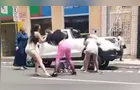 Mulheres trocam chutes e puxões de cabelo no Centro de Ponta Grossa; veja vídeo