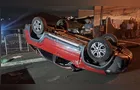 Carro capota após colidir contra veículo estacionado e motorista foge em PG