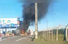 Caminhão pega fogo e gera engavetamento na BR-277; veja vídeo