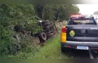 Caminhão tomba na PR-090 em Piraí do Sul e ocupantes saem ilesos
