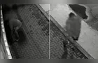 Homem é flagrado ao furtar duas floreiras de loja na 'Carlos Cavalcanti' em Ponta Grossa