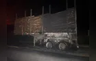 Caminhão carregado com toras pega fogo na PR-364, em Irati