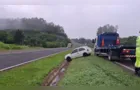 Motorista perde o controle da direção e carro sai de pista na PR-151 em Castro