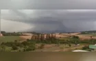 Circuito de câmeras grava passagem de tornado que destruiu Rio Bonito do Iguaçu