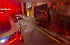 Motorista colide contra muro e tomba veículo no Centro de Ponta Grossa