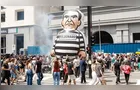 Ato na Paulista celebra Bolsonaro preso com samba e boneco inflável