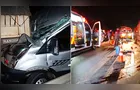 Van é prensada por caminhões e fica destruída em acidente em Ponta Grossa