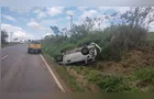 Motorista colide carro contra barranco e acaba tombando na PR-239 em Arapoti