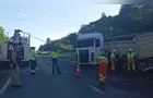 Caminhão 'sai da pista' e para no canteiro central da PR-151 em Castro