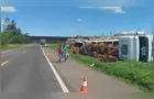 Caminhão tomba na PR-151 em Jaguariaíva e motorista fica ferido