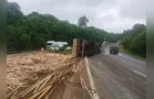 Caminhão tomba na PR-151 e motorista fica ferido em Piraí do Sul