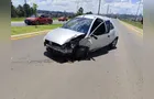 Carro colide contra canteiro, atinge poste e 'roda' em avenida de Ponta Grossa