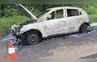 Condutor abandona carro que pegou fogo na PR-151 em Carambeí