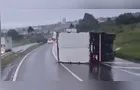Motorista de 23 anos tomba caminhão na PR-151 em Carambeí