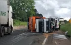 Duas pessoas ficam feridas após caminhão tombar na PR-151 em Piraí do Sul