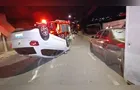 Carro capota e motorista foge da cena em Ponta Grossa
